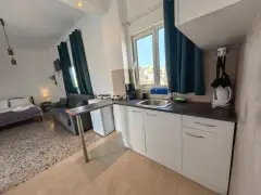 608472529